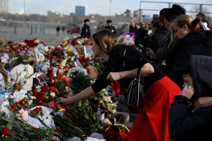 (FOTO) U jezivom masakru ubijene 144 osobe: Desetine ljudi uz cvijeće i bijele balone odalo počast tragično stradalim u terorističkom napadu u Moskvi