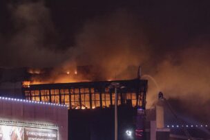 vatrogasci gase požar na koncertnoj dvorani nakon terorističkog napada u Moskvi