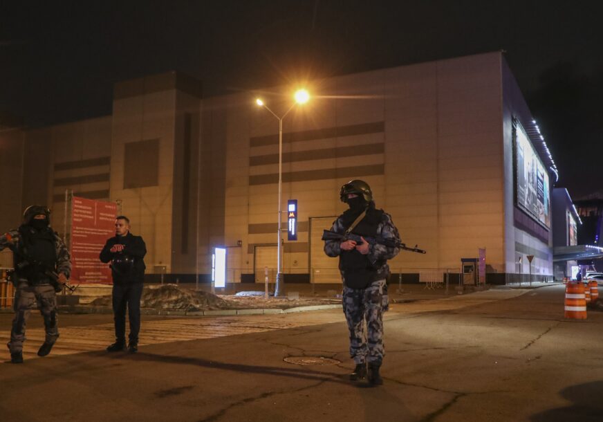 policajci patroliraju nakon terorističkog napada u Moskvi