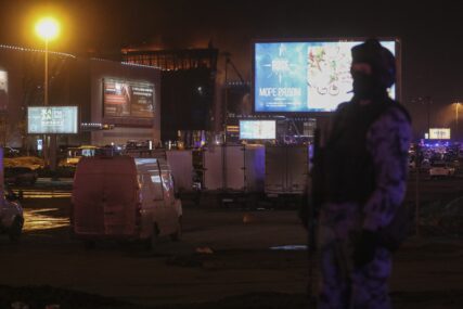 policajac patrolira nakon terorističkog napada u Moskvi