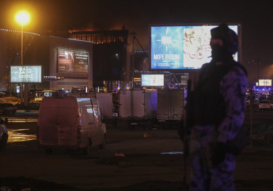 policajac patrolira nakon terorističkog napada u Moskvi