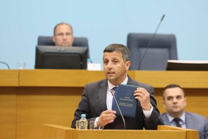 Vukanović podsjetio Dodika kako je govorio kada je smjenjivan Poplašen „Ako ste tada provodili oduke visokog predstavnika, zašto sada lijete krokodilske suze“
