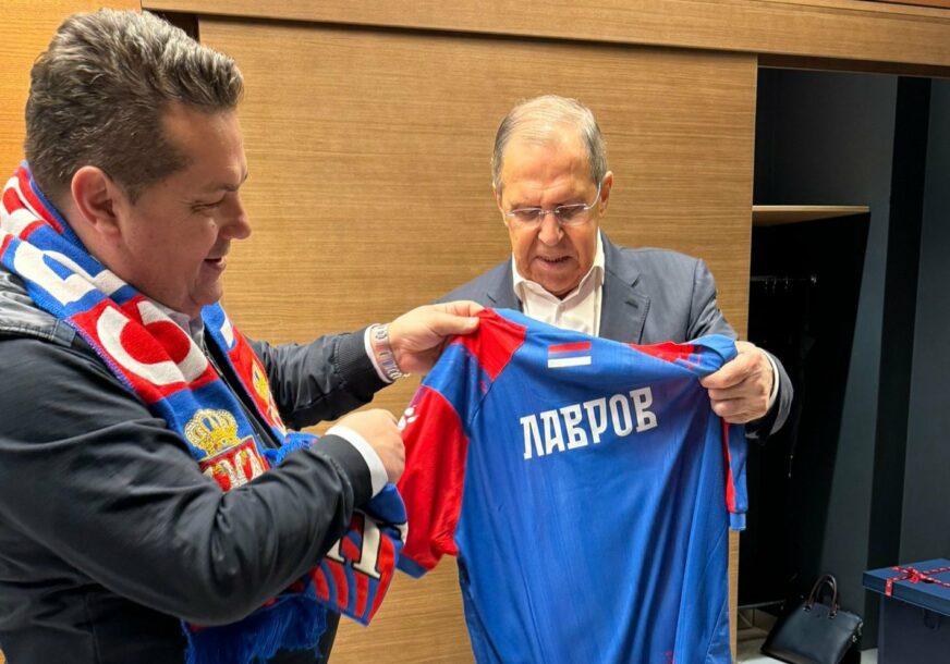 (FOTO) POKLON IZ BANJALUKE Sergej Lavrov dobio dres FK Borac