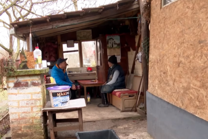 (VIDEO, FOTO) Tužna sudbina bračnog para Berić iz Kostajnice: Bolesni i sami žive u trošnoj kući bez struje i vode, a već 28 godina NEMAJU NI LIČNE KARTE