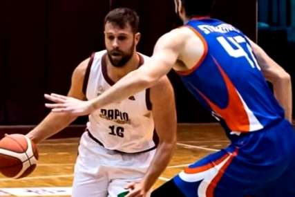 Nikola Stanojević igra košarku