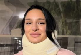 (VIDEO) "Ugruvala sam se cijela" Nina Đogani sa KRAGNOM OKO VRATA u pratnji majke napustila Urgentni centar nakon saobraćajne nesreće