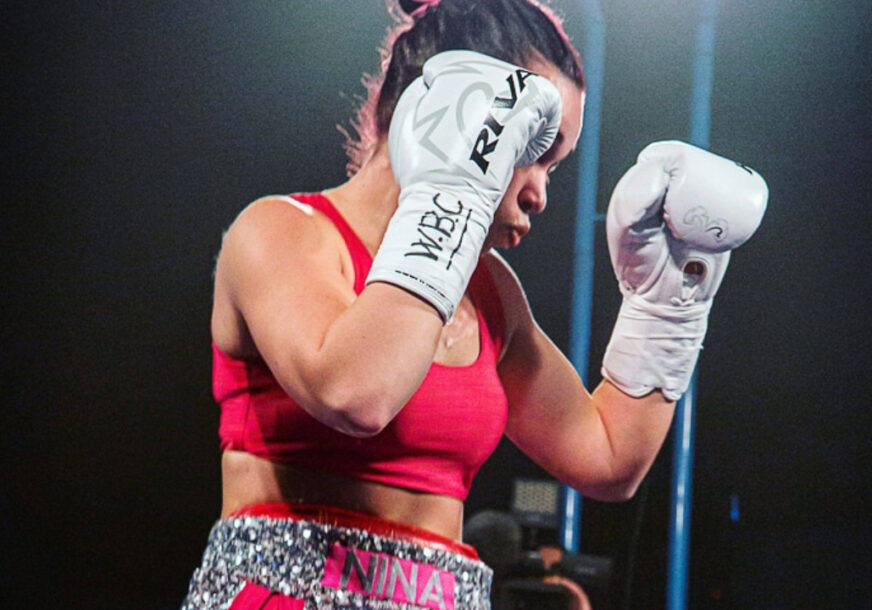 Nina Pavlović sa bokserskim rukavicama