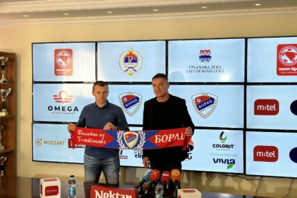 Jandrić i Marinović na potpisivanju novog ugovora