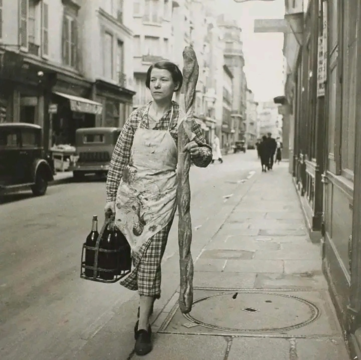 Parižanka nosi na kraju Drugog svjetskog rata hljeb i vino