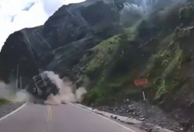 (VIDEO) Nevjerovatan snimak se širi internetom: Ogromna stijena pala na put i smrskala kamion, VOZAČ PREŽIVIO ludom srećom