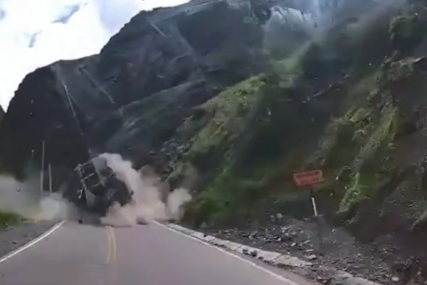(VIDEO) Nevjerovatan snimak se širi internetom: Ogromna stijena pala na put i smrskala kamion, VOZAČ PREŽIVIO ludom srećom