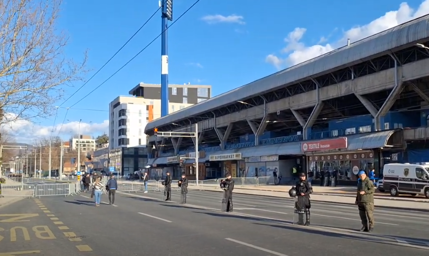 (VIDEO) OPSADNO STANJE ISPRED GRBAVICE Policija na svakom uglu u Sarajevu pred veliki derbi