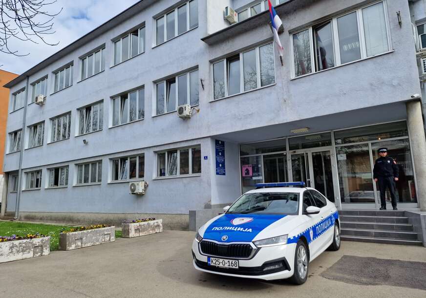 policijsko auto ispred policijske uprave u Prijedoru