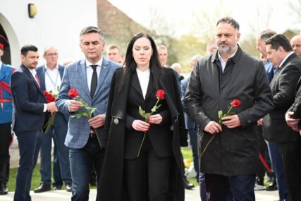 (FOTO) "Zločin nad nedužnim civilima" Delegacija SPS položila cvijeće srpskim žrtvama u Sijekovcu kod Broda