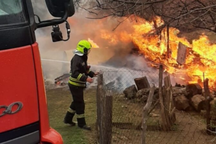 (FOTO) Požar u Banjaluci: Vatru gasilo 7 vatrogasaca