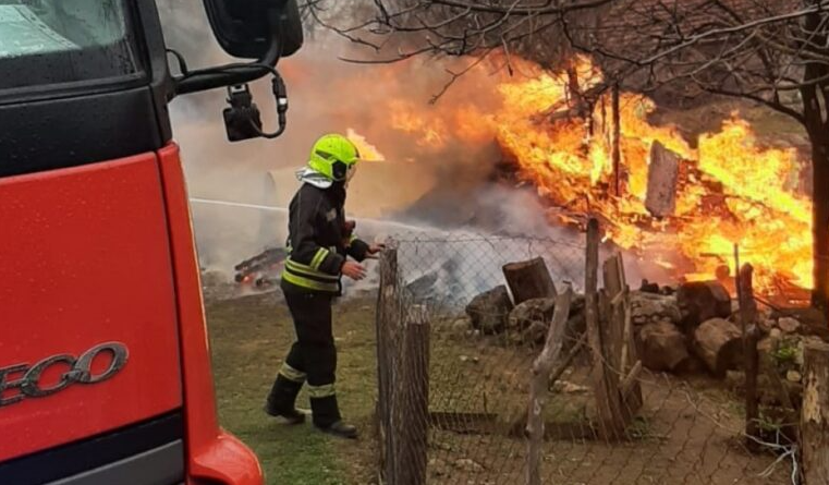 (FOTO) Požar u Banjaluci: Vatru gasilo 7 vatrogasaca