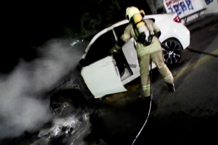 (VIDEO) U Prijedoru izgorio skupocjeni BMW: Velika MATERIJALNA ŠTETA