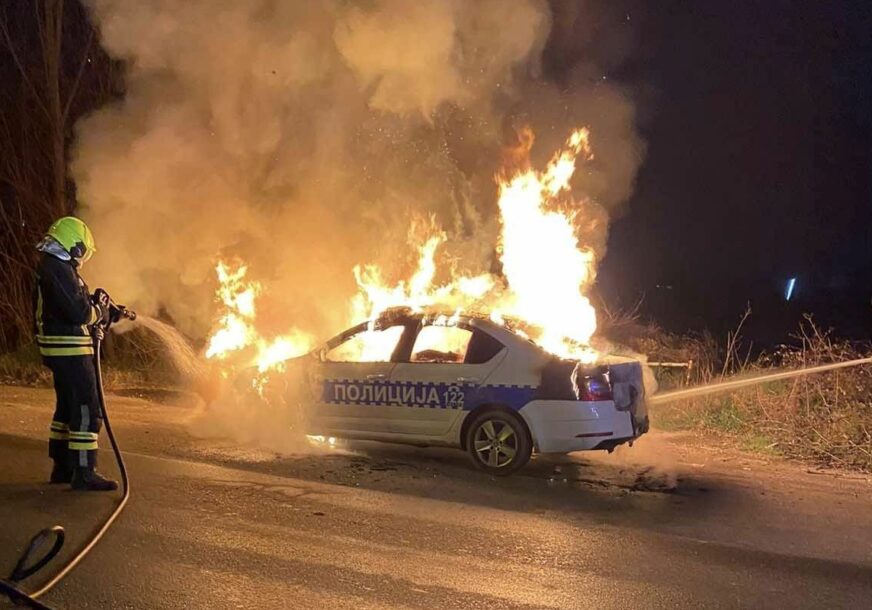 (VIDEO, FOTO) PLAMEN GUTAO VOZILO Zapalio se POLICIJSKI AUTOMOBIL u Banjaluci, reagovali vatrogasci
