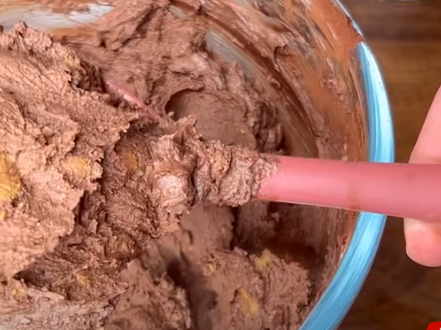 (VIDEO) Čokoladni kolač sa jogurtom: Zbog IZVANREDNOG ukusa niko ne stane na jednom parčetu
