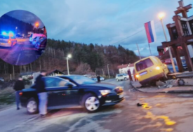NESREĆA U KOTOR VAROŠU Auto završio na spomeniku palim borcima VRS, ima povrijeđenih