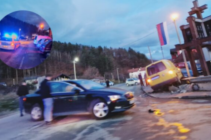 NESREĆA U KOTOR VAROŠU Auto završio na spomeniku palim borcima VRS, ima povrijeđenih