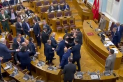 (VIDEO) Umalo tuča na sjednici Skupštine Crne Gore: Demonstranti bacali topovske udare i petarde na protestima protiv Andrije Mandića