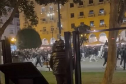 (VIDEO) Protest u Solunu nakon šokantnog napada: Hiljade ljudi izašlo na ulice nakon što je 200 mladića u crnom jurilo mladi transrodni par