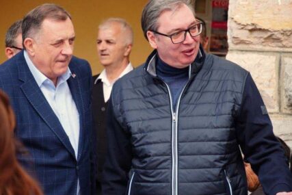 (FOTO) "NE DIRAJ MI KOKICE" Predsjednik Srbije objavio šaljivu fotografiju sa Dodikom