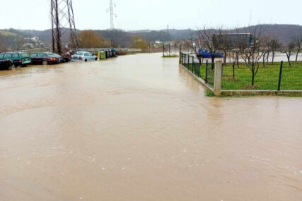 (FOTO) Do jutros pala 44 litra kiše po metru kvadratnom: Poplavljeni lokalni putevi u Novom Gradu