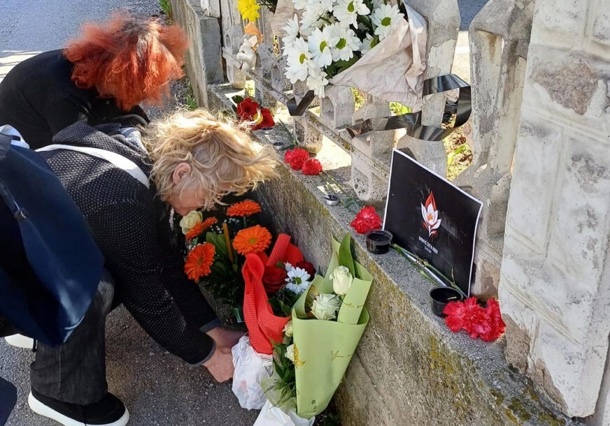 U čast žrtvama terorističkog napada u Moskvi: Cvijeće, svijeće i igračke pred ambasadom Rusije u Sarajevu