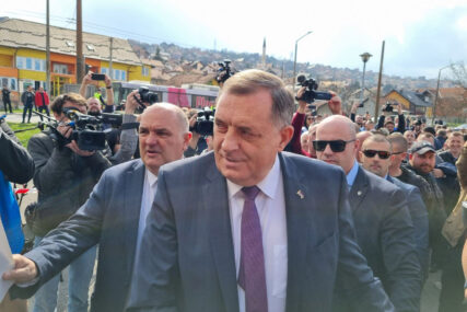 (VIDEO) DOČEKAN APLAUZOM Dodik stigao u Sud BiH, očekuje se ispitivanje prvih svjedoka