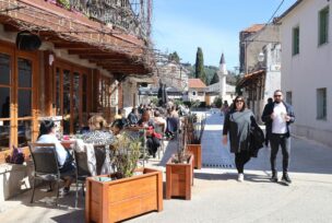 građani Trebinja sjede u baštama kafića
