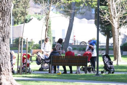 građani Trebinja sjede u parku