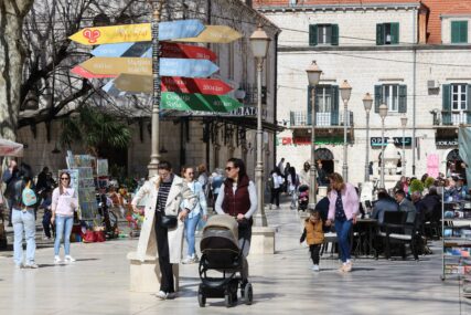 građani Trebinja sjede u baštama kafića i šetaju centrom