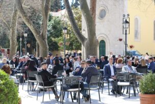 građani Trebinja sjede u baštama kafića