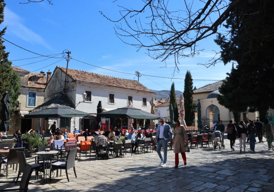 građani Trebinja sjede u baštama kafića