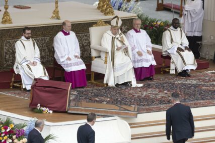 (FOTO) "Rat je uvijek apsurd i poraz, čemu sva ova razaranja i smrt" Papa Franjo se u Vatikanu obratio vjernicima za Uskrs