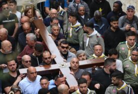 (FOTO) Katolici širom svijeta obilježavaju Veliki petak: Dan sjećanja na stradanje Isusa Hrista