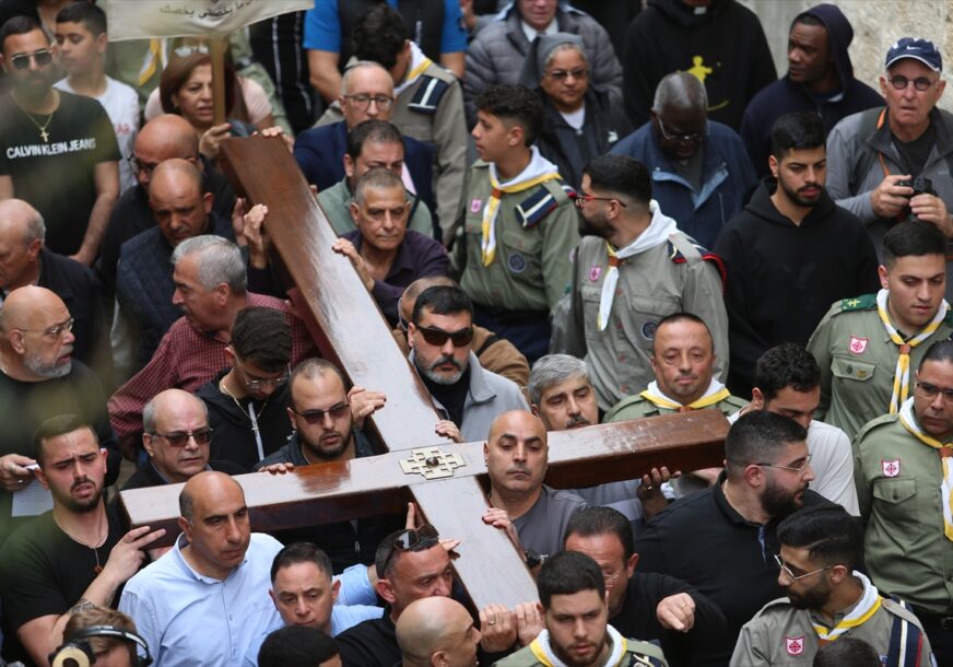 (FOTO) Katolici širom svijeta obilježavaju Veliki petak: Dan sjećanja na stradanje Isusa Hrista