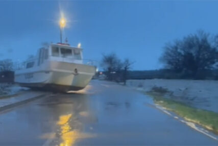 BROD ZAVRŠIO NA ULICI Zadar poplavljen u strašnom olujnom nevremenu, ulice pod vodom, trajektne linije u prekidu