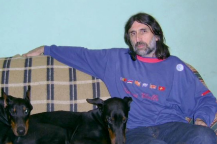 Zoran Obradović sjedi sa psima