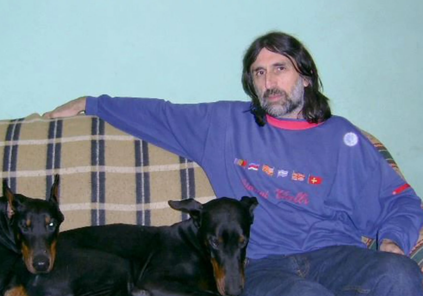 Zoran Obradović sjedi sa psima