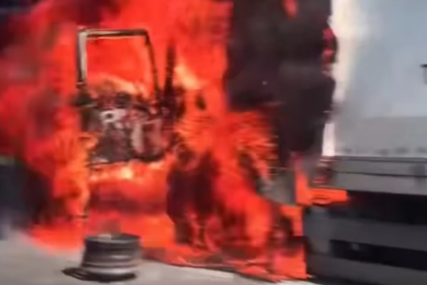 (VIDEO) Crni dim na sve strane: Vatra progutala KABINU KAMIONA