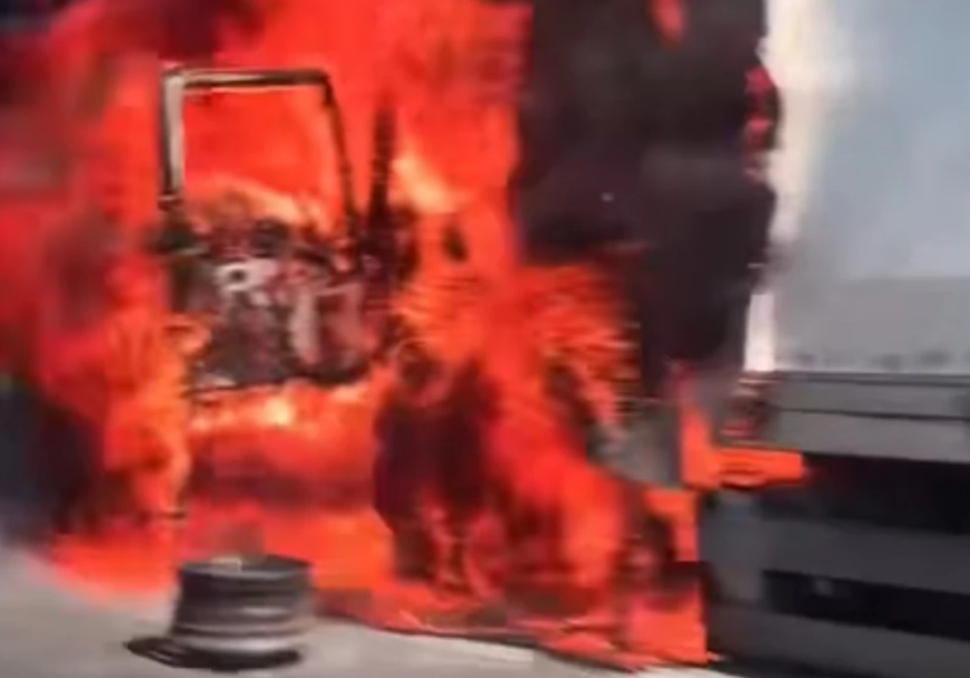 (VIDEO) Crni dim na sve strane: Vatra progutala KABINU KAMIONA