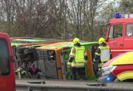(VIDEO, FOTO) JEZIVI PRIZORI Na auto-putu u Njemačkoj se prevnuo autobus, ima mrtvih