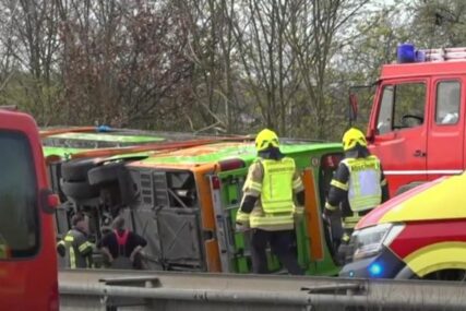 (VIDEO, FOTO) JEZIVI PRIZORI Na auto-putu u Njemačkoj se prevnuo autobus, ima mrtvih