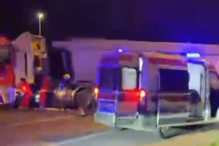 (VIDEO, FOTO) UŽAS NA PUTU Automobil podletio pod kamion