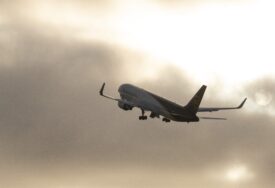 Drama na letu iz Londona: Avion prinudno sletio zbog PIJANIH PUTNIKA, intervenisala policija