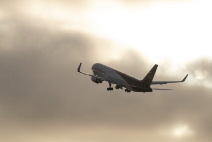 Drama na letu iz Londona: Avion prinudno sletio zbog PIJANIH PUTNIKA, intervenisala policija