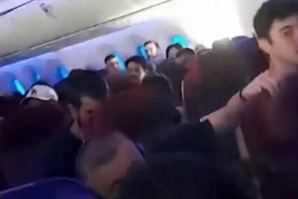 (VIDEO) "U redu, to je to, gotovi smo" Dramatični prizori iz aviona koji je počeo da propada, 50 putnika povrijeđeno